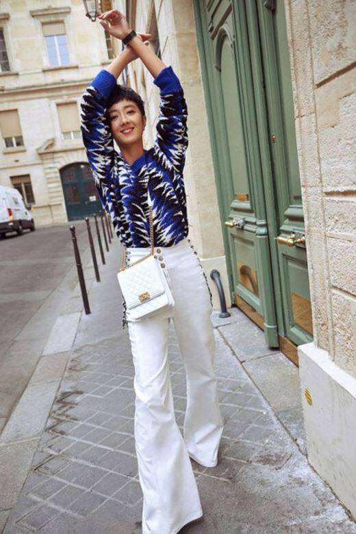 桂綸鎂在巴黎街頭以Chanel 2019 cruise度假系列服裝,示範短髮女孩帥性又時尚的 桂綸鎂在巴黎街頭以Chanel 2019 cruise度假系列服裝,示範短髮女孩帥性又時尚的