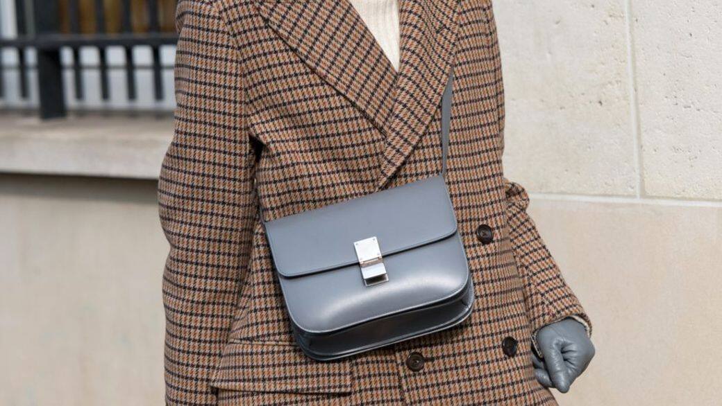 其中最經典的款式可算是 Céline Classic Box Bag 其中最經典的款式可算是 Céline Classic Box Bag
