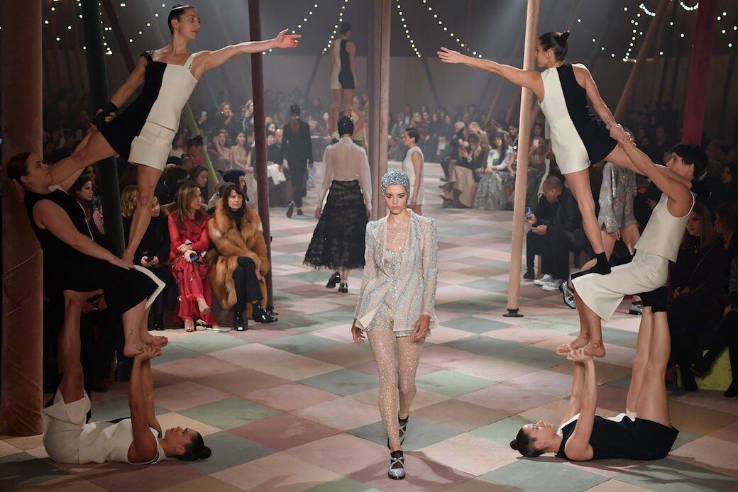 2019高級訂製時裝騷Dior在巴黎羅丹美術館搭起馬戲團帳棚。