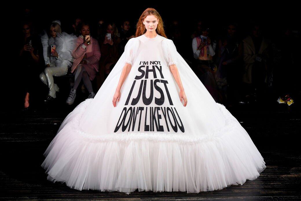 品牌把仙氣紗裙的比例拉闊，並於上面飾以流行標語。