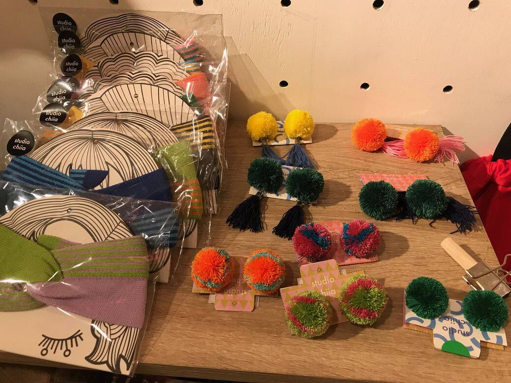 Urban Select售賣各國精品,而且設計偏向玩味設計,像繽紛的波波耳環,到彩色頭 Urban Select售賣各國精品,而且設計偏向玩味設計,像繽紛的波波耳環,到彩色頭