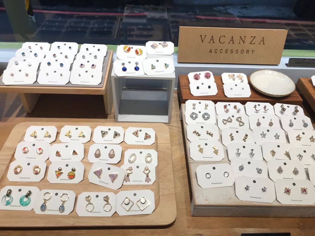 VACANZA主打耳環飾物,由簡潔的耳環款式,到誇張的流行款式也一一包辦。VACANZA:中 VACANZA主打耳環飾物,由簡潔的耳環款式,到誇張的流行款式也一一包辦。VACANZA:中