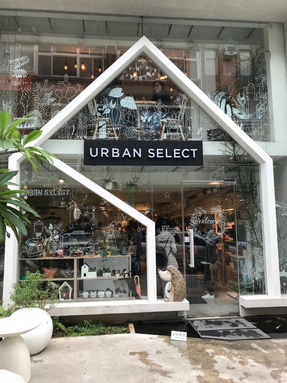 Urban Select 時尚生活店落地玻璃加上大量的植物裝飾,Urban Select本身已夠搶眼,店舖 Urban Select 時尚生活店落地玻璃加上大量的植物裝飾,Urban Select本身已夠搶眼,店舖