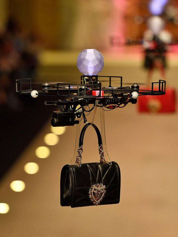 D - 無人機竟然出現在“Dolce＆Gabbana”中！Drones At Dolce“Dolce＆Gabbana”一直以全新的方式舉辦時裝秀