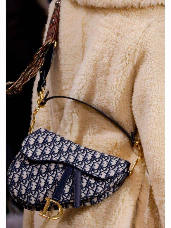 I - 馬鞍包登上“IT Bag”排名“IT” Bag Revival Dior的藝術總監瑪麗亞·格拉齊亞·基里(Maria Grazia I - 馬鞍包登上“IT Bag”排名“IT” Bag Revival Dior的藝術總監瑪麗亞·格拉齊亞·基里(Maria Grazia