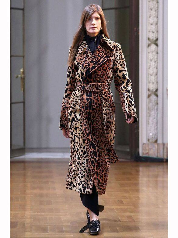 L - 雄性豹紋圖案外套Leopard-Print Coats 在下一季動物圖案出現的季節中，豹紋圖案