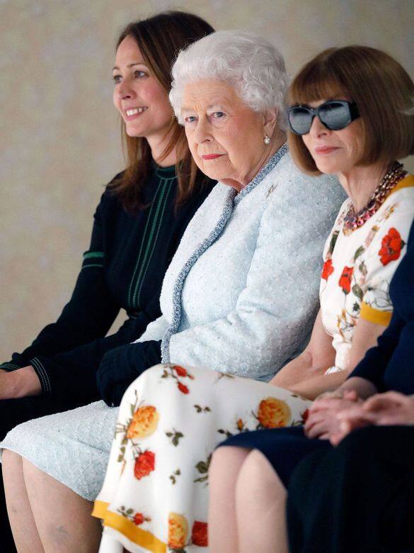 Q - 英女皇空降時裝週The Queen At Fashion show能夠把英女皇獻出第一次到時裝週的 Q - 英女皇空降時裝週The Queen At Fashion show能夠把英女皇獻出第一次到時裝週的