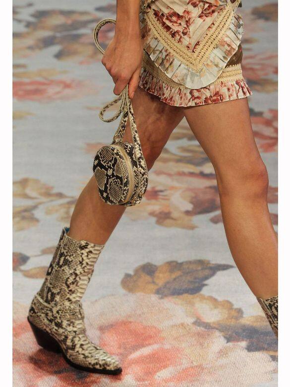 S - 充滿異國情調的蛇皮靴Snakeskin boots本季各個時尚達人都穿著白色靴子為主 S - 充滿異國情調的蛇皮靴Snakeskin boots本季各個時尚達人都穿著白色靴子為主