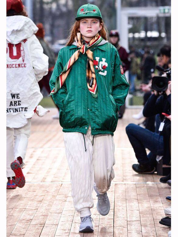 U - 15歲演員Sadie Sink登上時裝ShowUndercover Model Sadie SinkFW/18時裝週中的Undercover以80年代的電影及 U - 15歲演員Sadie Sink登上時裝ShowUndercover Model Sadie SinkFW/18時裝週中的Undercover以80年代的電影及