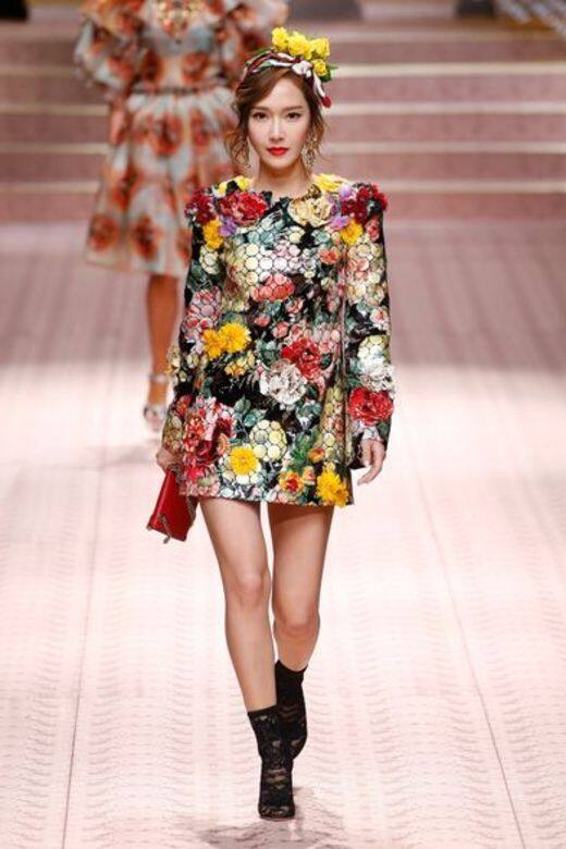 上季少女時代Jessica則以一身花卉圖案連身裙行Dolce & Gabbana騷。