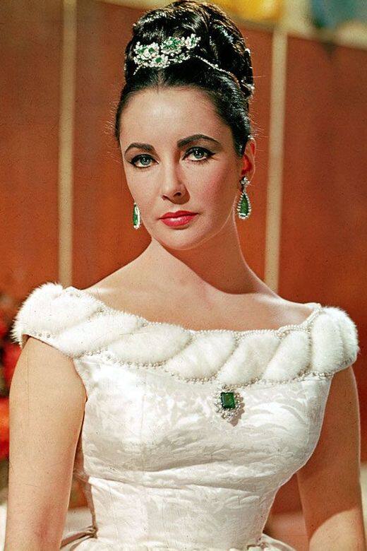 Elizabeth Taylor這個電影傳奇人物穿上的是個由丈夫Richard Burton贈送給她的胸針,作為Bulgari Elizabeth Taylor這個電影傳奇人物穿上的是個由丈夫Richard Burton贈送給她的胸針,作為Bulgari