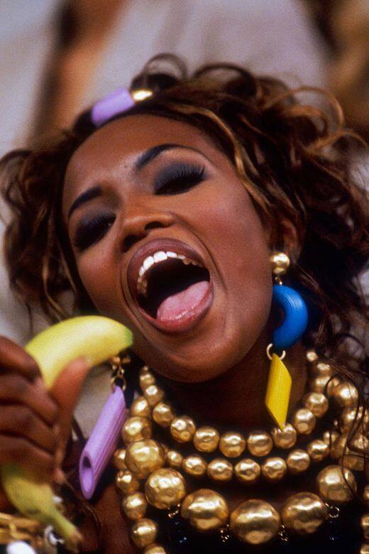 英國超模Naomi Campbell在1992米蘭春夏時裝週期間,Campbell戴上一款搖滾風格的紫色髮 英國超模Naomi Campbell在1992米蘭春夏時裝週期間,Campbell戴上一款搖滾風格的紫色髮