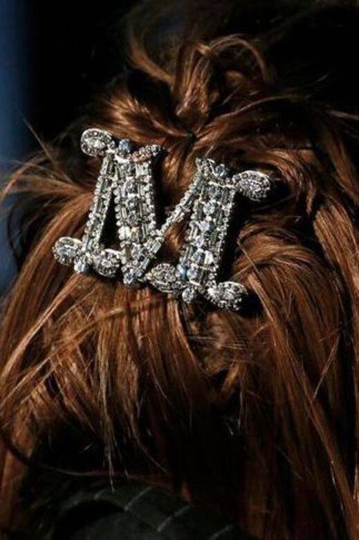 在Max Mara的2018秋冬時裝週上展出一個銀色M字母髮夾(Monogrammed clips)。 在Max Mara的2018秋冬時裝週上展出一個銀色M字母髮夾(Monogrammed clips)。