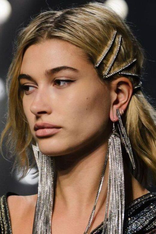 Hailey Bieber在Zadig&Voltaire的2018秋冬時裝週上穿著一款令人眼花繚亂的髮夾。 Hailey Bieber在Zadig&Voltaire的2018秋冬時裝週上穿著一款令人眼花繚亂的髮夾。