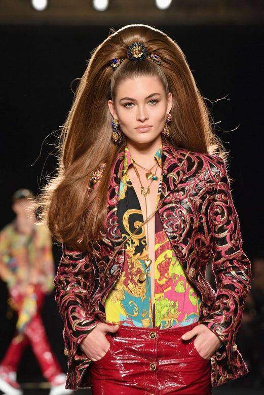 Grace Elizabeth Versace的2019早秋系列破格地穿上了三個珠寶髮夾。 Grace Elizabeth Versace的2019早秋系列破格地穿上了三個珠寶髮夾。