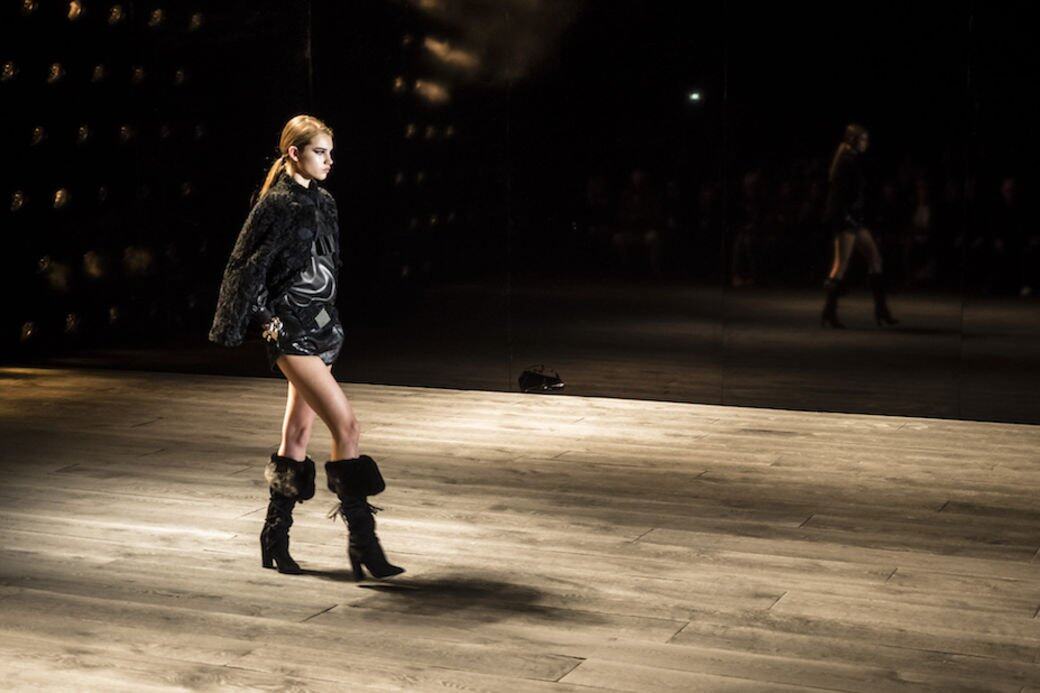 在Saint Laurent,擅長此道的Anthony Vaccarello施展所有戲法: 斗零踭、皮革及高腰細節等,還有一 在Saint Laurent,擅長此道的Anthony Vaccarello施展所有戲法: 斗零踭、皮革及高腰細節等,還有一