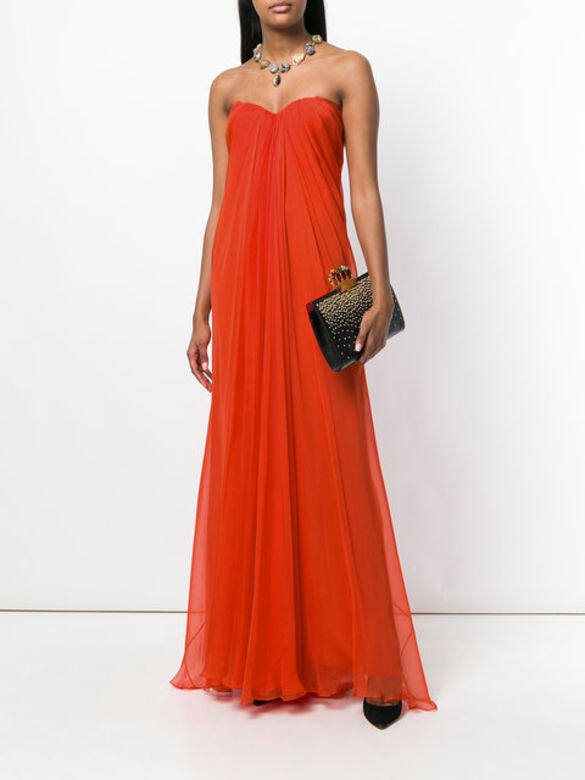 紅色褶皺緊身連身裙 $ 8,993 Alexander McQueen from farfetch.com 紅色褶皺緊身連身裙 $ 8,993 Alexander McQueen from farfetch.com