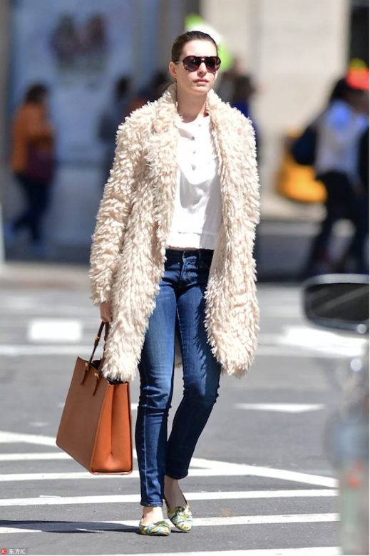 現在這種短羊毛外套有了一個新的暱稱,叫做「Teddy Bear Coat」,原因是一般啡色系 現在這種短羊毛外套有了一個新的暱稱,叫做「Teddy Bear Coat」,原因是一般啡色系