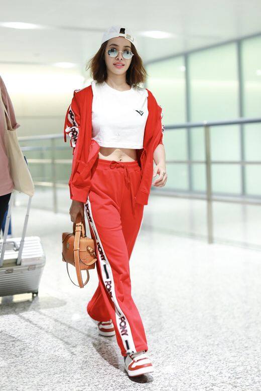 一身運動服穿搭同樣無礙Jolin的顯高穿搭,小性感的crop top,真的很萬能! 一身運動服穿搭同樣無礙Jolin的顯高穿搭,小性感的crop top,真的很萬能!