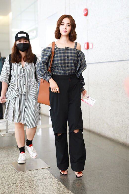 jolin露肩及鎖骨加長褲已很顯高,這樣的打扮你我也學得來! jolin露肩及鎖骨加長褲已很顯高,這樣的打扮你我也學得來!