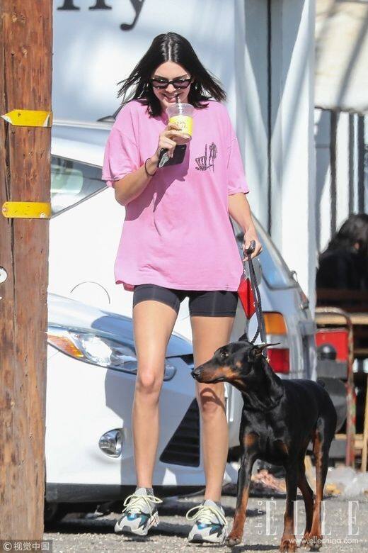 學Kendall Jenner穿著鬆身T-shirt配leggings就盡現了她身為超模的大好身材,再配一對低 學Kendall Jenner穿著鬆身T-shirt配leggings就盡現了她身為超模的大好身材,再配一對低