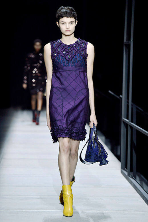 Bottega Veneta 的紫外光色背心裙帶出女性的嫵媚