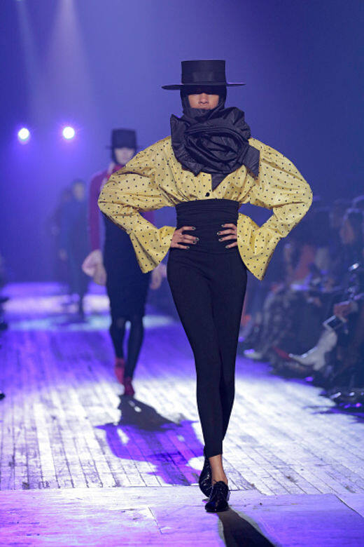 Marc Jacobs 的錫蘭黃波點襯衫容易配搭，帶點復古風。