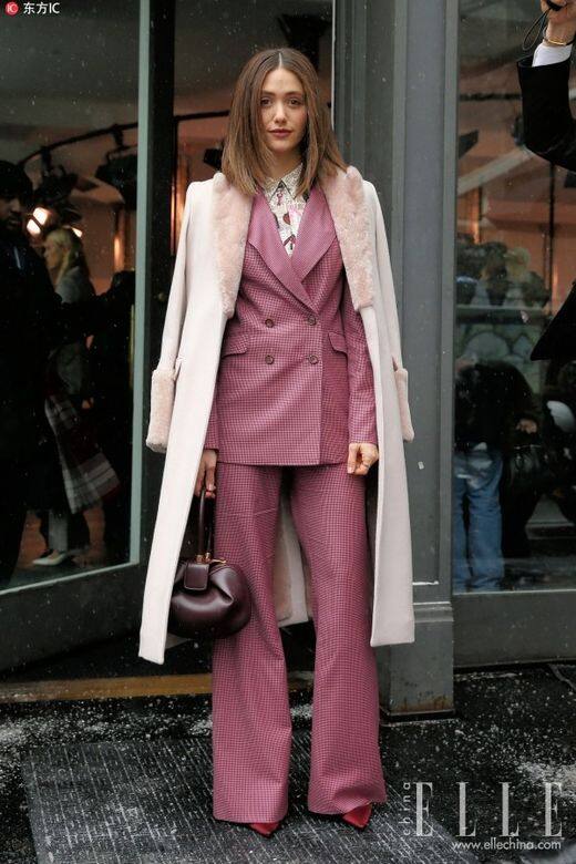 在西裝套裝外再加上淡粉紅色大衣可以再加強個人氣場又不會過於強
