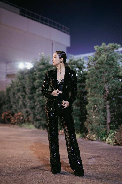 本地藝員王君馨內襯誘人的黑色性感內衣正是品牌Bordelle的作品。這個品牌