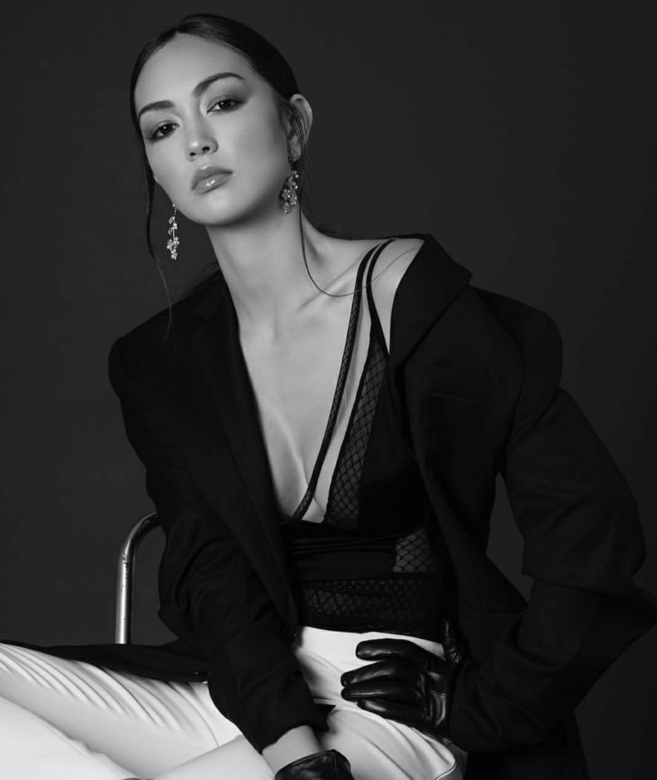 名模Jessica C身穿的那件既可當上衣又可當內襯的黑色透薄小背心,設計高 名模Jessica C身穿的那件既可當上衣又可當內襯的黑色透薄小背心,設計高