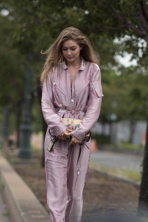 5)連身套裝熱潮 Boilersuits是街頭風格的一種，它們舒適，粉色和玫瑰色的色調中