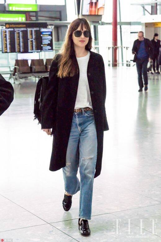 Anastasia Steele展示出最完美的示範,頭到腳都選了較為寬鬆的單品而穿上了一條 Anastasia Steele展示出最完美的示範,頭到腳都選了較為寬鬆的單品而穿上了一條