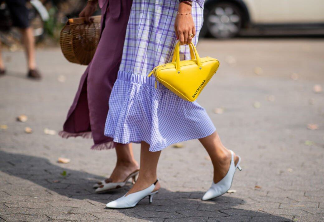 手持鮮黃色手袋加藍色格子長裙這種鮮明色調打扮，腳踏白色mules就最順