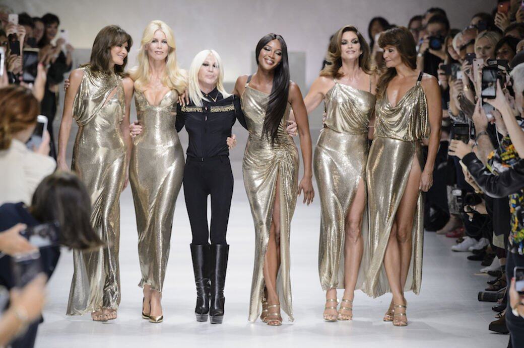 Carla Bruni、Claudia Schiffer、Naomi Campbell、Cindy Crawford、Helena Christensen,這些於90年代極具代表性的超模名字 Carla Bruni、Claudia Schiffer、Naomi Campbell、Cindy Crawford、Helena Christensen,這些於90年代極具代表性的超模名字