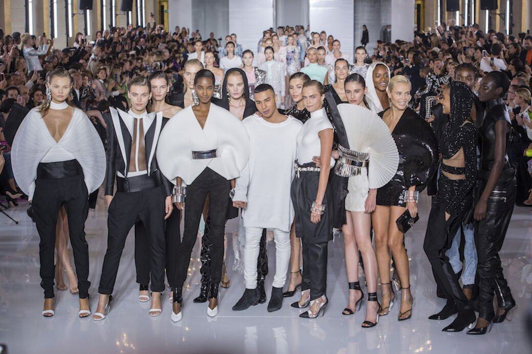 曾是Karl Lagerfeld 至愛的貴族模特兒Cara Delevingne,今季竟出席設計師Olivier Rousteing時裝騷 Balmian 曾是Karl Lagerfeld 至愛的貴族模特兒Cara Delevingne,今季竟出席設計師Olivier Rousteing時裝騷 Balmian