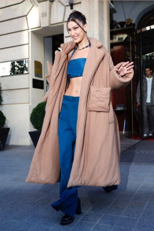 連puffer coat也有乾濕褸的影子，Bella Hadid就以bra top與闊腳褲，減輕整身造型的累贅