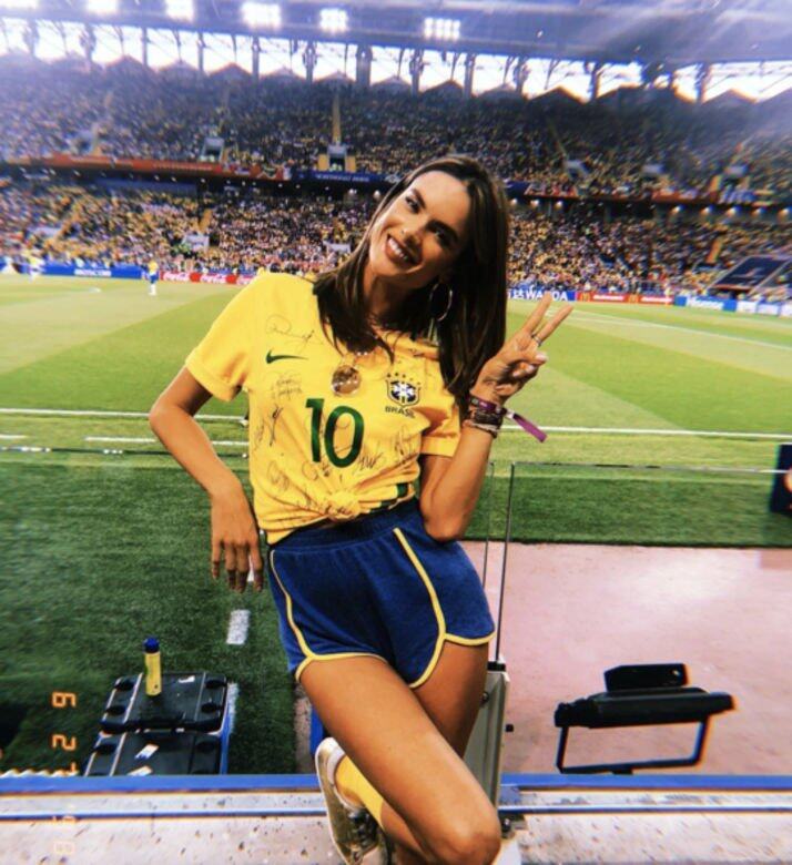 維密天使的巴西超模Alessandra Ambrosio 在16強賽直揭殺到俄羅斯世足賽現場,將上一 維密天使的巴西超模Alessandra Ambrosio 在16強賽直揭殺到俄羅斯世足賽現場,將上一