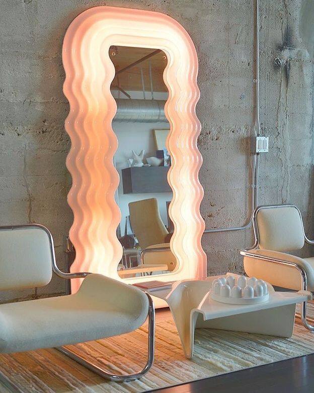 Ettore Sottsass 的鏡子不但辨認度極高，而且在各種風格的空間都毫無為合感，水泥