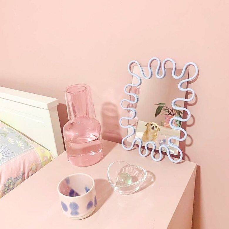 小尺寸的鏡子放在床頭櫃或是書桌前都超加分！Photo: Instagram@lottablobshttps://www.instagram.com/p/CMUjc-7HBNR