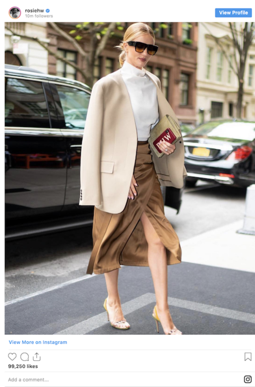 Rosie Huntington-Whiteley穿上pencil skirt，完美示範辦公室女郎穿搭。