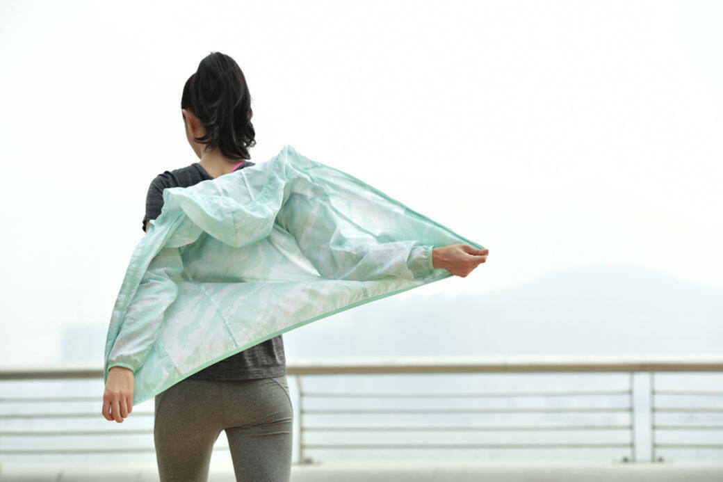 Bossini的ON THE GO系列及Ztay Dry快乾系列是為運動、旅行而設計，多功能輕便風衣
