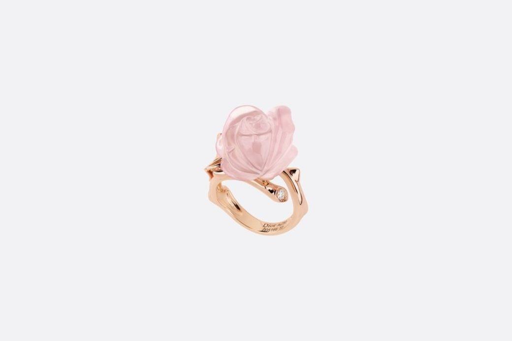 Rose Dior Pré Catelan系列是從 Dior 先生的幸運之花中汲取設計靈感,以玫瑰金指環襯 Rose Dior Pré Catelan系列是從 Dior 先生的幸運之花中汲取設計靈感,以玫瑰金指環襯