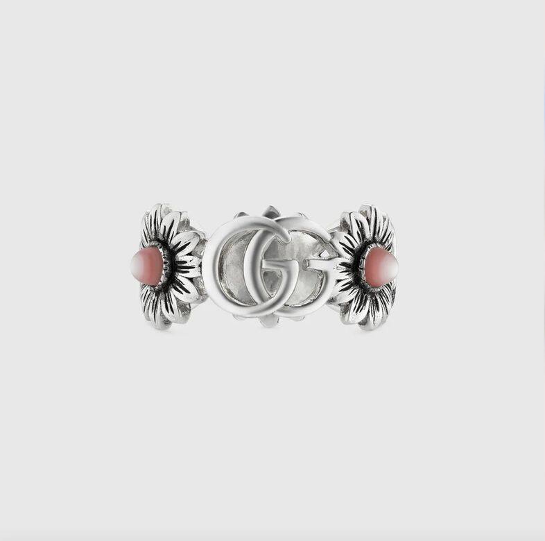 Gucci 經典的雙G標誌經過重新詮釋，點綴這款紋銀戒指，與兩側中央飾以彩
