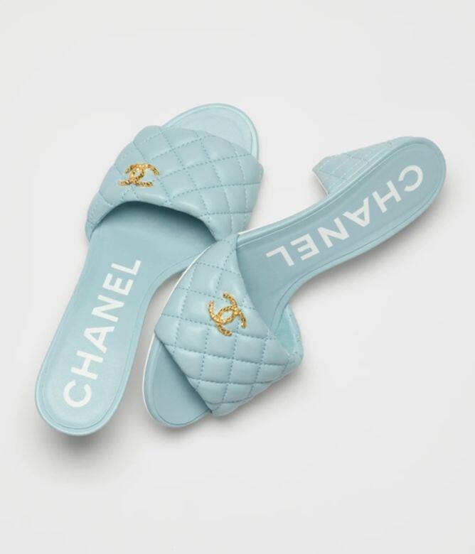 香奈覺粉絲一定會愛上這款超級可愛Chanel拖鞋涼鞋，剛好的兩吋鞋跟，加上