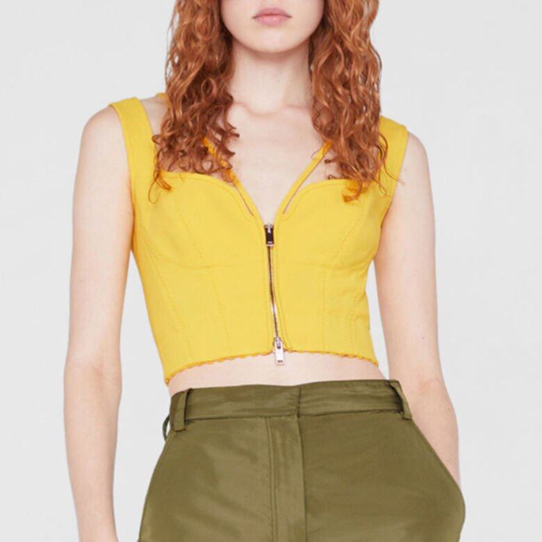 採用富夏日氣息的檸檬黃色，設計靈感來自緊身胸衣，中間的雙拉鏈設計