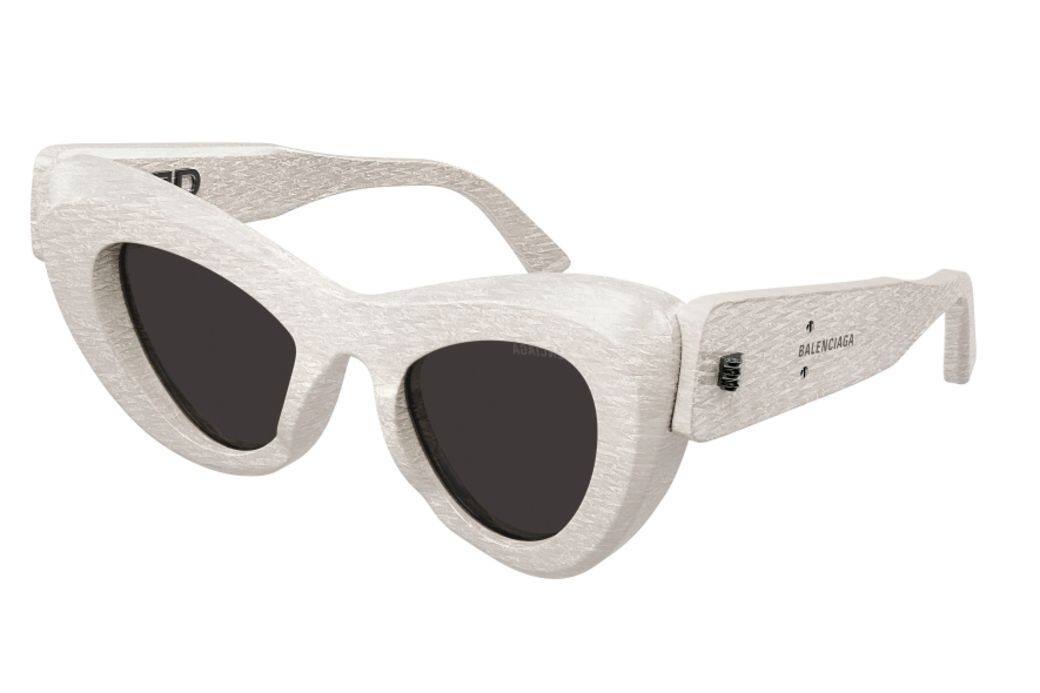 戴上這副設計偏鋒的Balenciaga米白色未來風太陽眼鏡，單是襯上T恤低腰牛仔