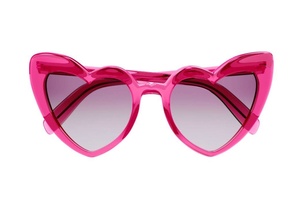 Saint Laurent的經典心心太陽眼鏡今季推出了桃紅色，像糖果一樣可愛，戴副沙灘