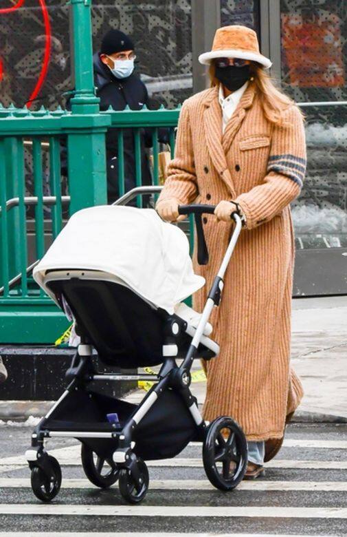 Gigi Hadid的時尚媽咪造型再次讓粉絲驚艷！她身穿Thom Browne卡其色及地大衣，配上