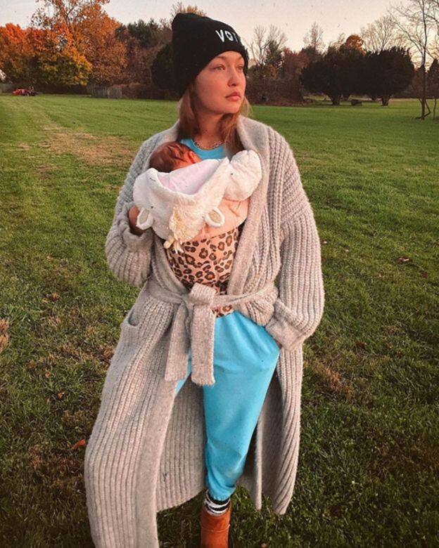 Gigi Hadid將小孩抱在懷中的樣子實在讓人母愛大發發！她穿上藍色的休閒運
