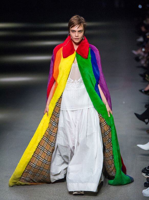 Cara Delevingne 2009年簽約模特兒公司,到2011年才獲Christopher Bailey選中為Burberry的廣告演出。 Cara Delevingne 2009年簽約模特兒公司,到2011年才獲Christopher Bailey選中為Burberry的廣告演出。